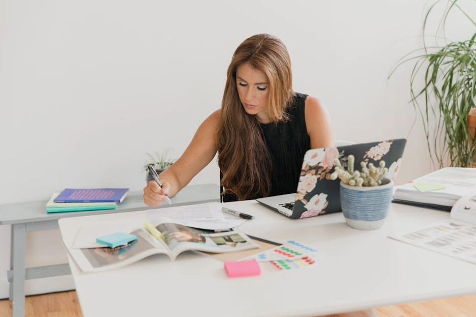 Konzultant analyzuje data na notebooku.