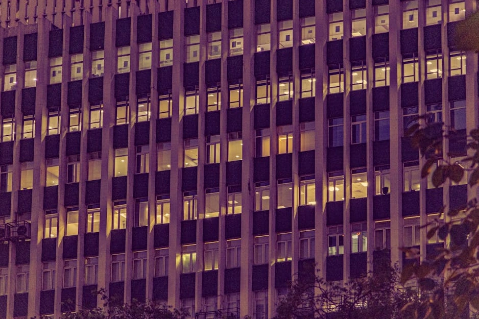 Moderní kancelářská budova Smart Consulting Hub.